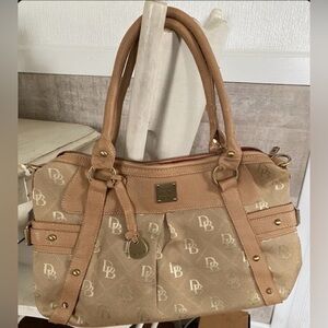 Dooney & Bourke Y2K-ERA Tan Beige Logo handles are peeling.